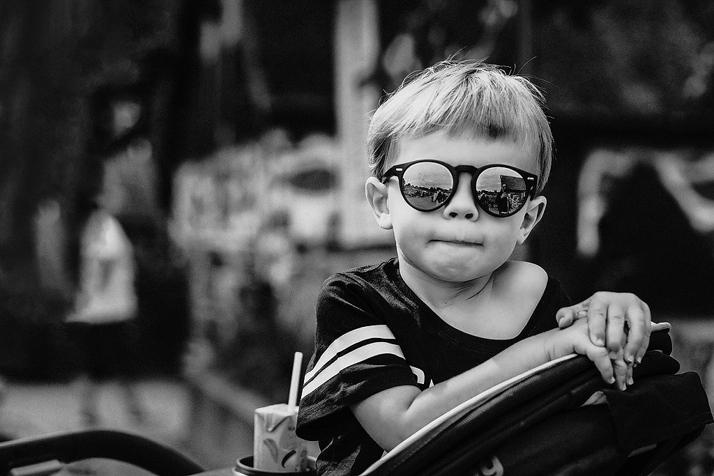 cool pojke i vagn med sina solbrillor