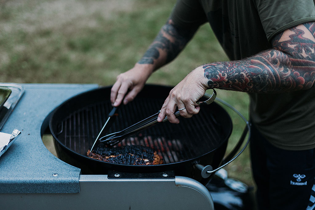 lech grillar i en stuga vi hyrde i småland