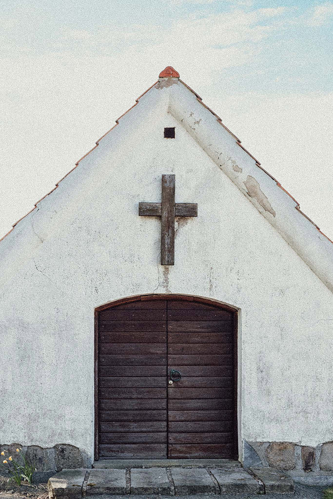 Ett väldigt fint och gulligt litet kapell bredvid kyrkan där brudparet skulle gifta sig. Ser nästan grekiskt ut?